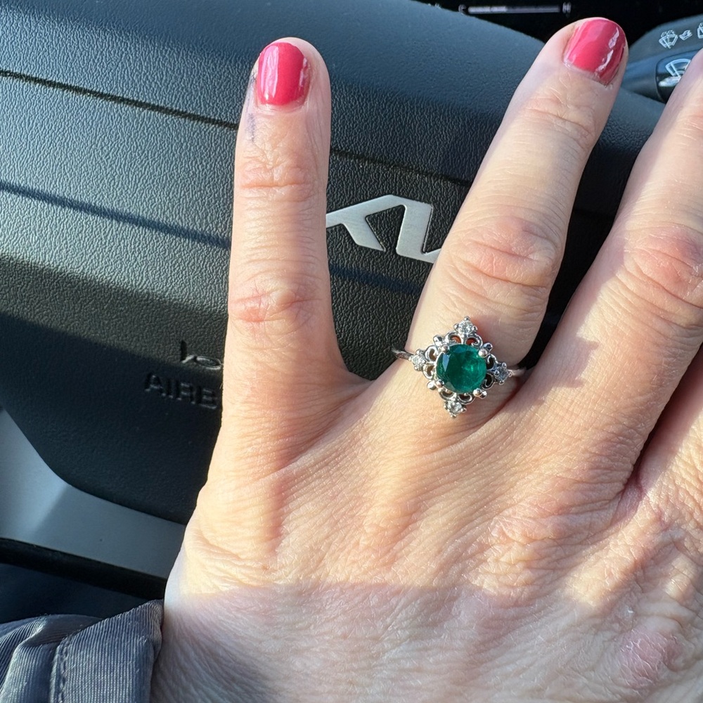 Elegant Silver and Green Gemstone Ring - Picture 2 of 4